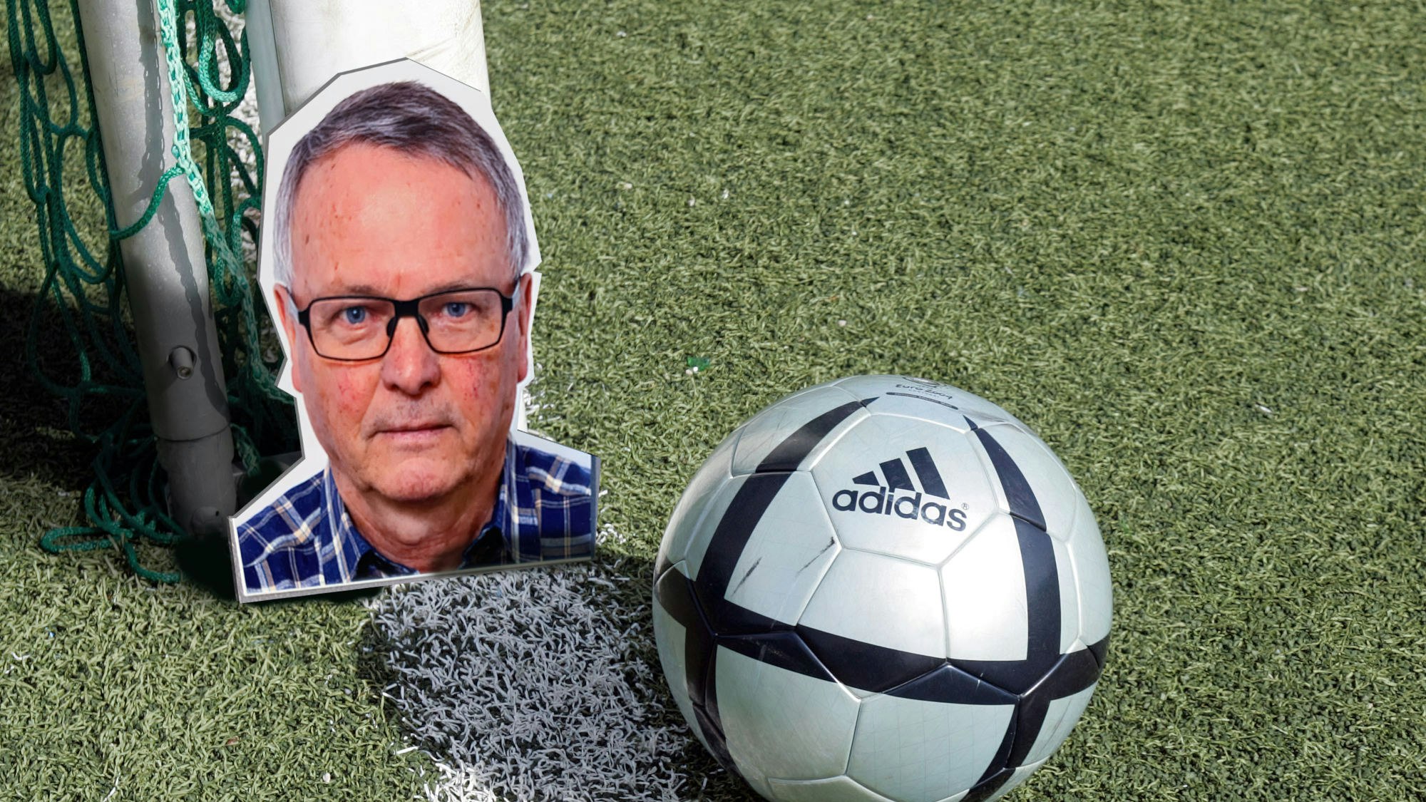 Detailaufnahme Nahaufnahme Kunstrasenplatz End der Welt. Ein silbriger Fussball auf Kunstrasen mit fliegendem Granulat. (Foto: BASPO / Daniel Käsermann)