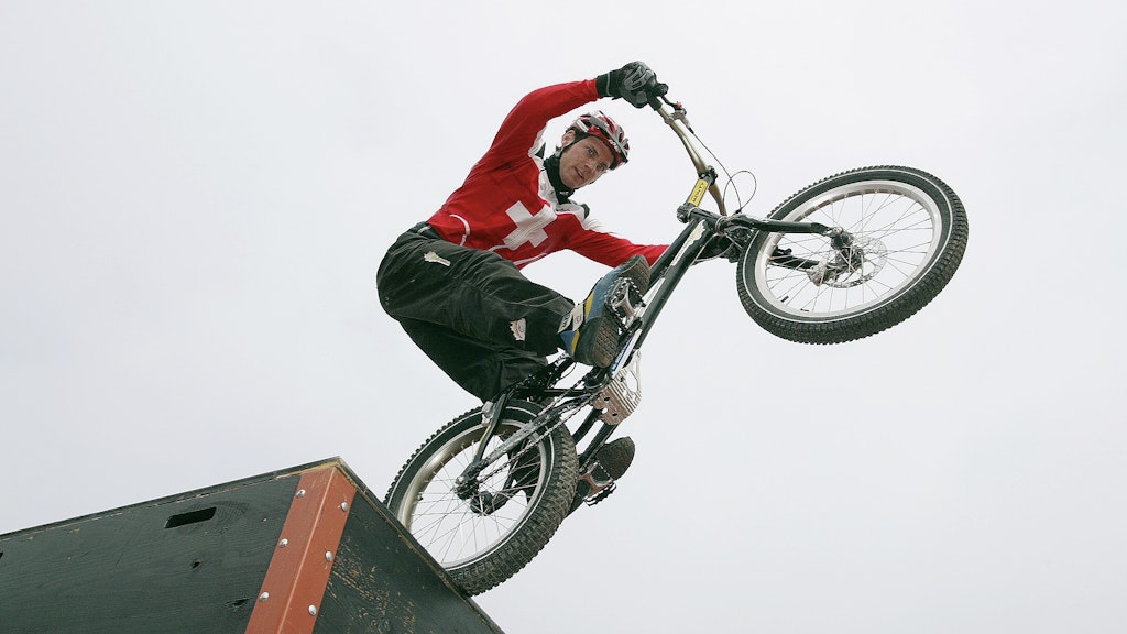 Roger Keller demonstriert Biketrial Velotrial im Magglinger Stadion End der Welt. (BASPO/Daniel Kaesermann)