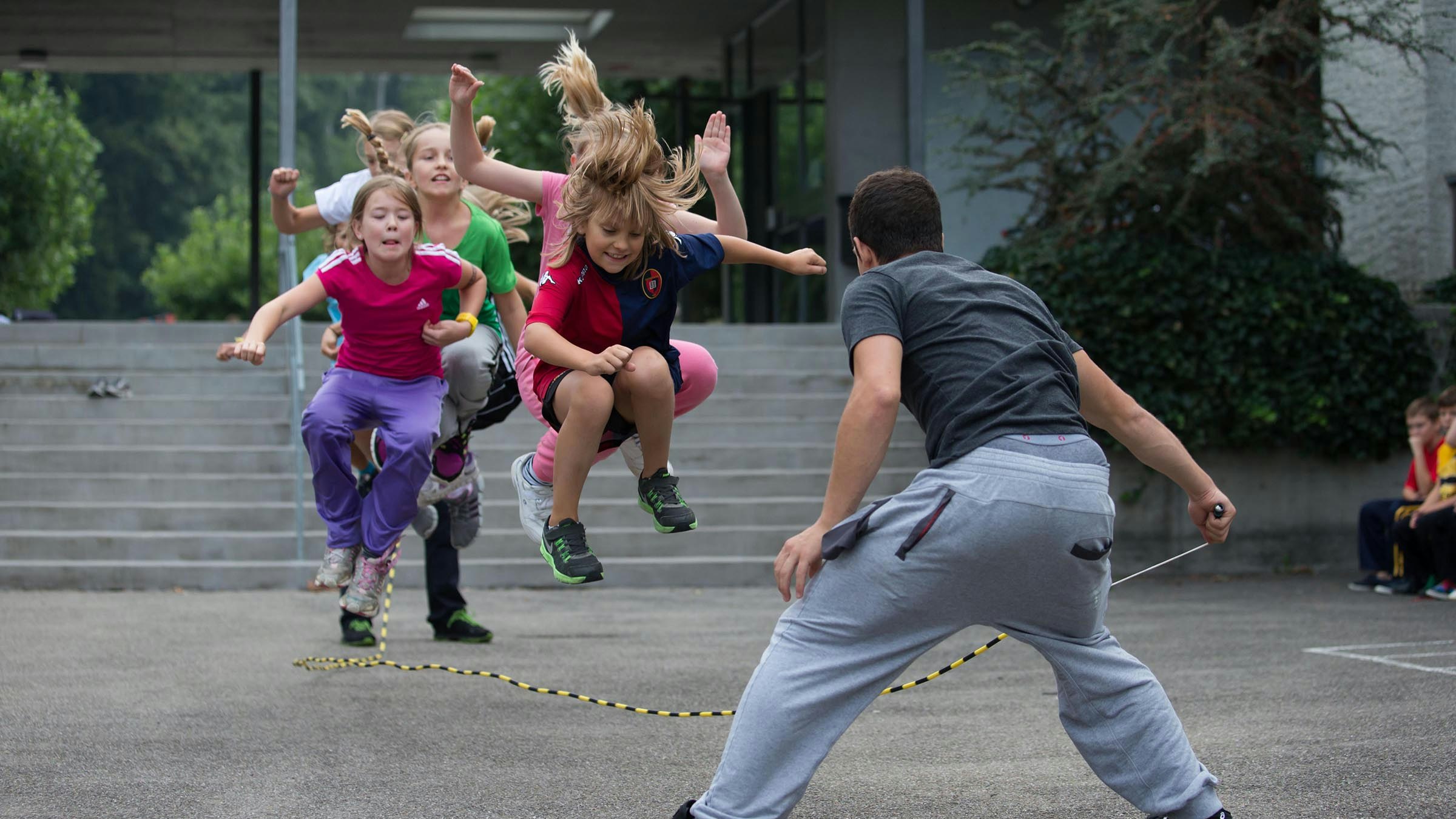 Kinder bewegen sich beim Kick-off der Saison 2012/2013. Foto: BASPO / Ulrich Känzig