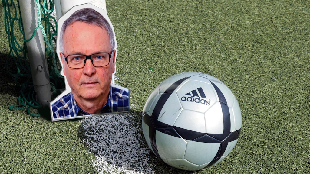 Detailaufnahme Nahaufnahme Kunstrasenplatz End der Welt. Ein silbriger Fussball auf Kunstrasen mit fliegendem Granulat. (Foto: BASPO / Daniel Käsermann)