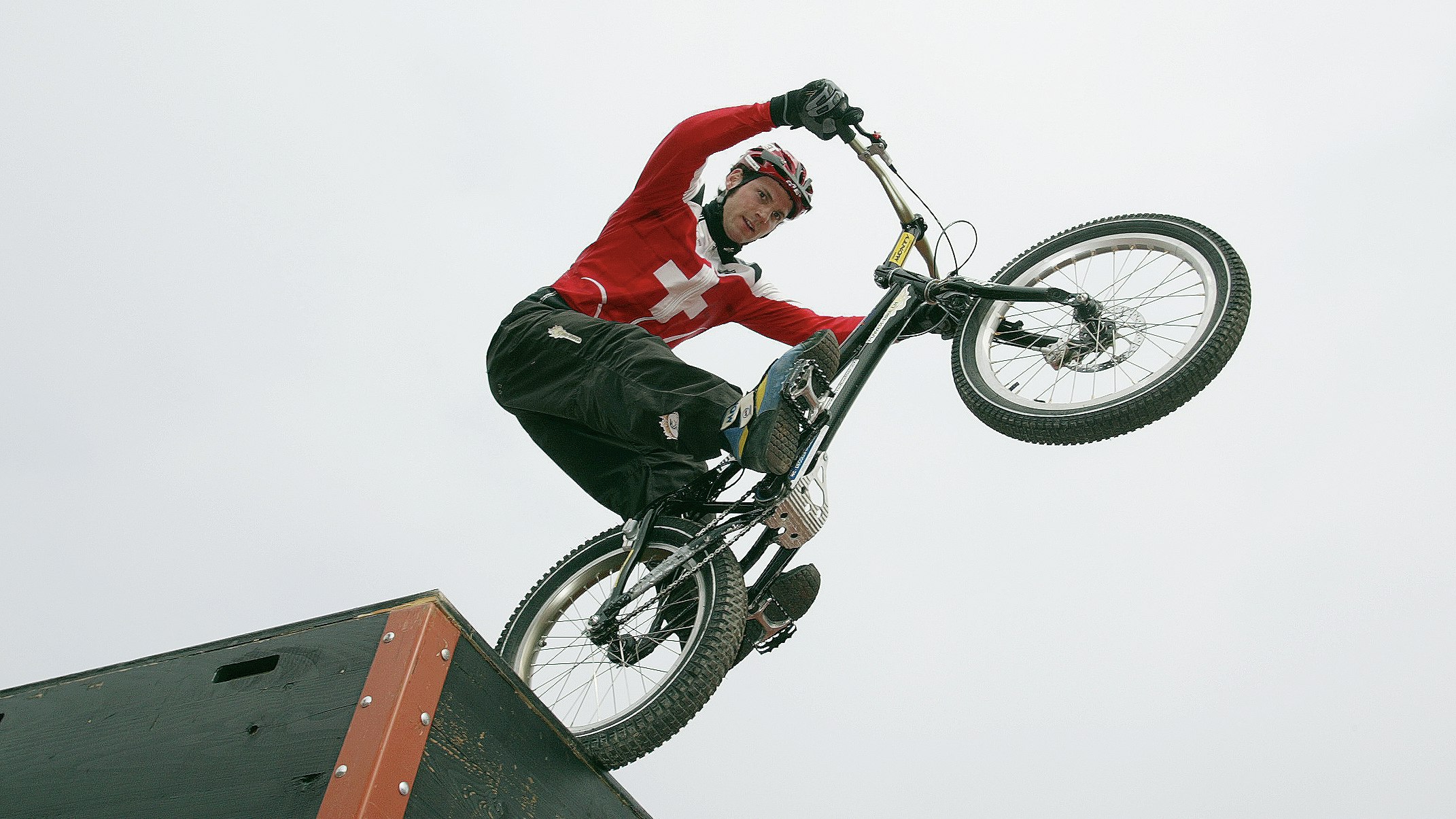 Roger Keller demonstriert Biketrial Velotrial im Magglinger Stadion End der Welt. (BASPO/Daniel Kaesermann)